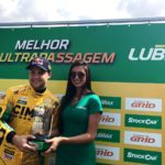 Felipe Fraga recebendo o troféu de Melhor Ultrapassagem -