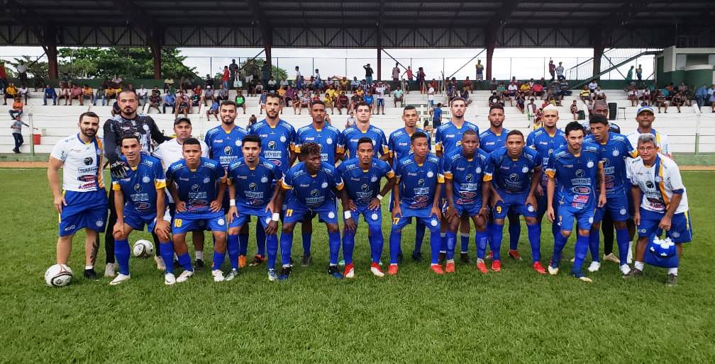 Elenco do Interporto posa para foto antes da vitória sobre o Palmas por 2 x 0