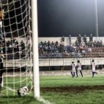 Jogadores do Itabaiana comemoram gol enquanto o goleiro Márcio só observa -