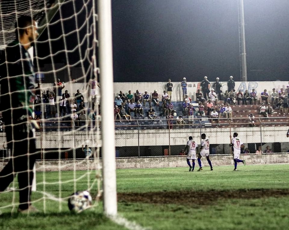 Jogadores do Itabaiana comemoram gol enquanto o goleiro Márcio só observa -