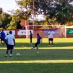 Marcelo marelli comandando o treinamento do Palmas para enfrentar o Iporá