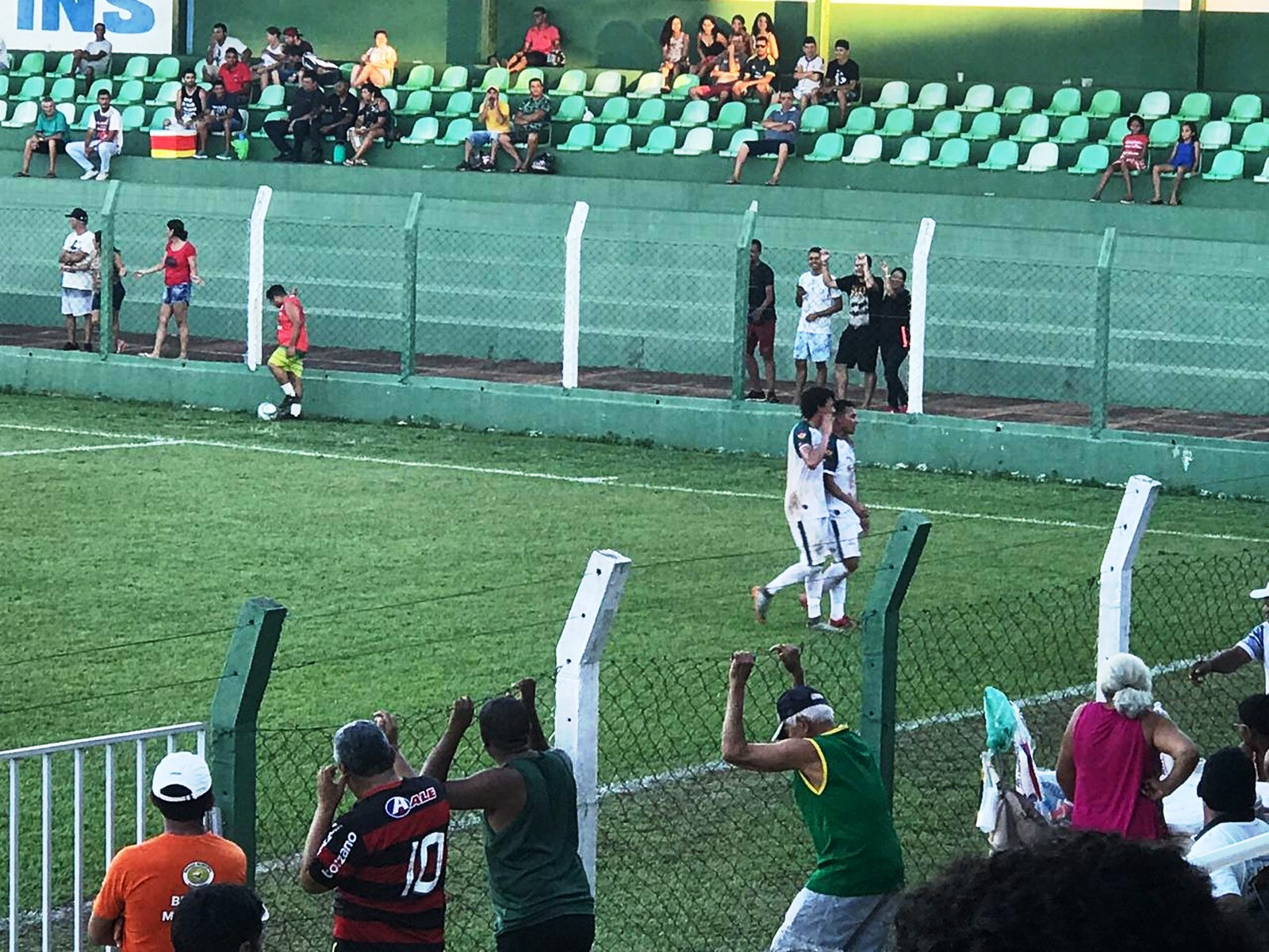 Jogadores do TEC comemoram gol contra o Arsenal, no Estádio Ribeirão, no empate por 3 x 3