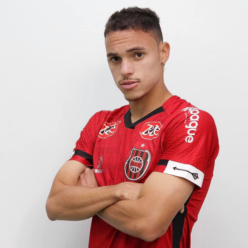 Jogador Danilo Gomes posa para foto