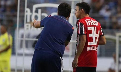 São Paulo Futebol Clube - técnico e jogador conversam 