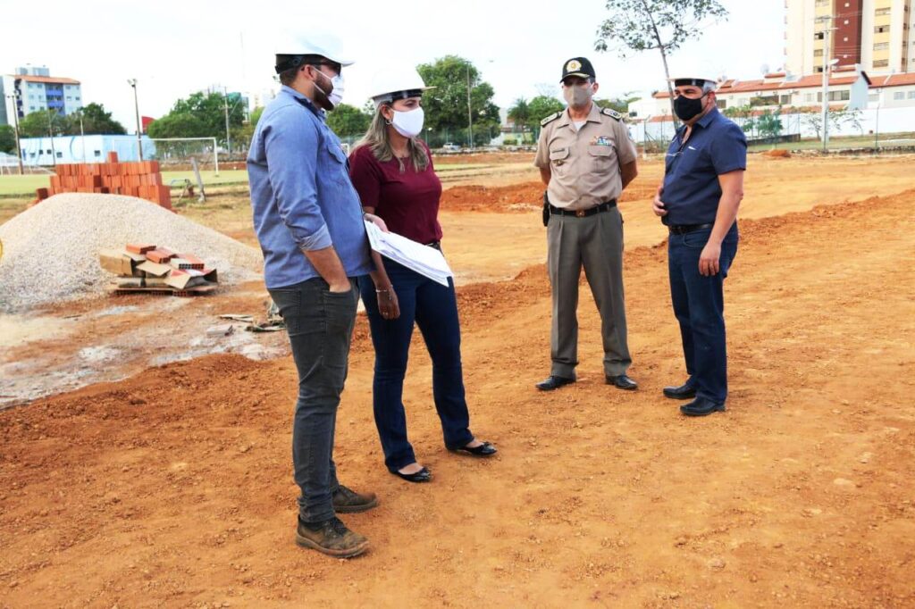 Engenheiro segura prancheta e fala com a deputada Dulce Miranda 