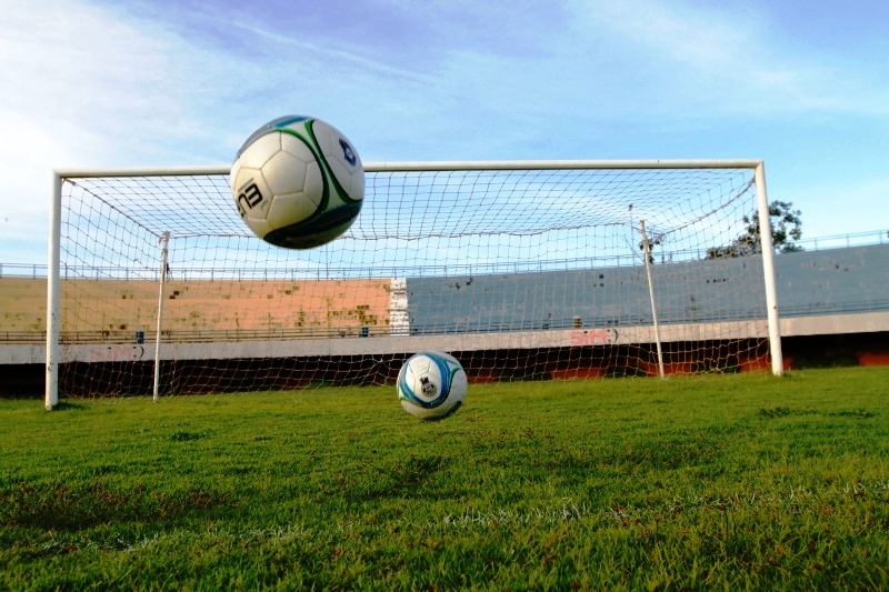 bolas pingando na área do campo gramado do Estádio Nilton Santos