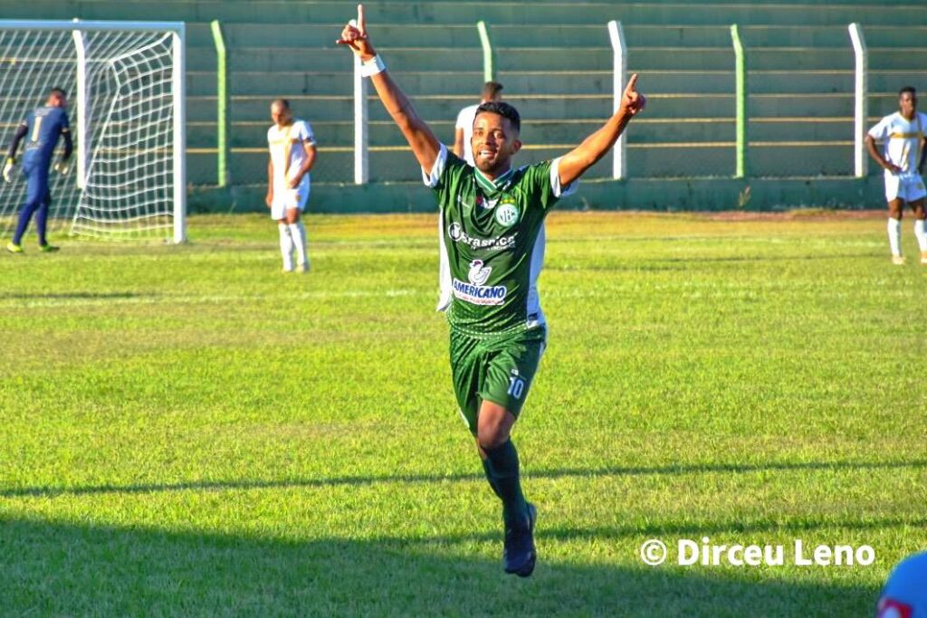 Elisfran levanta os baços para comemorar o gol