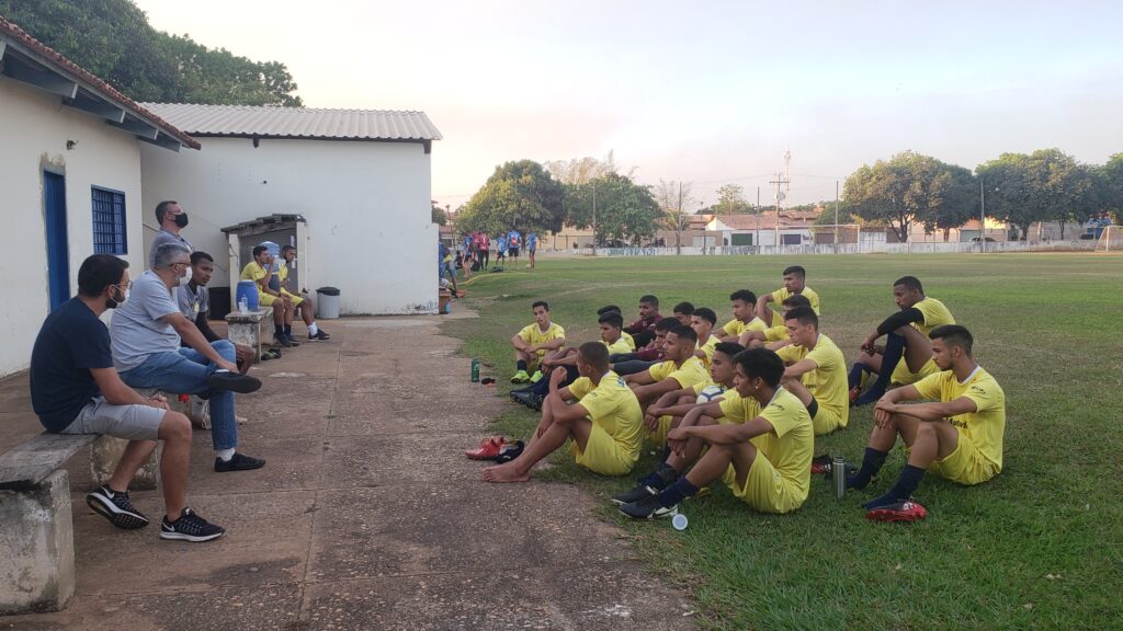 Técnico e presidente conversam com jogadores