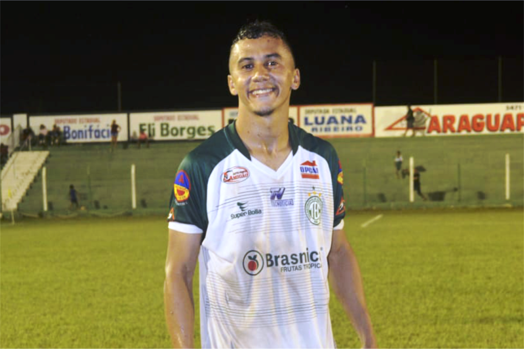 Atacante Marquinhos posa para a foto