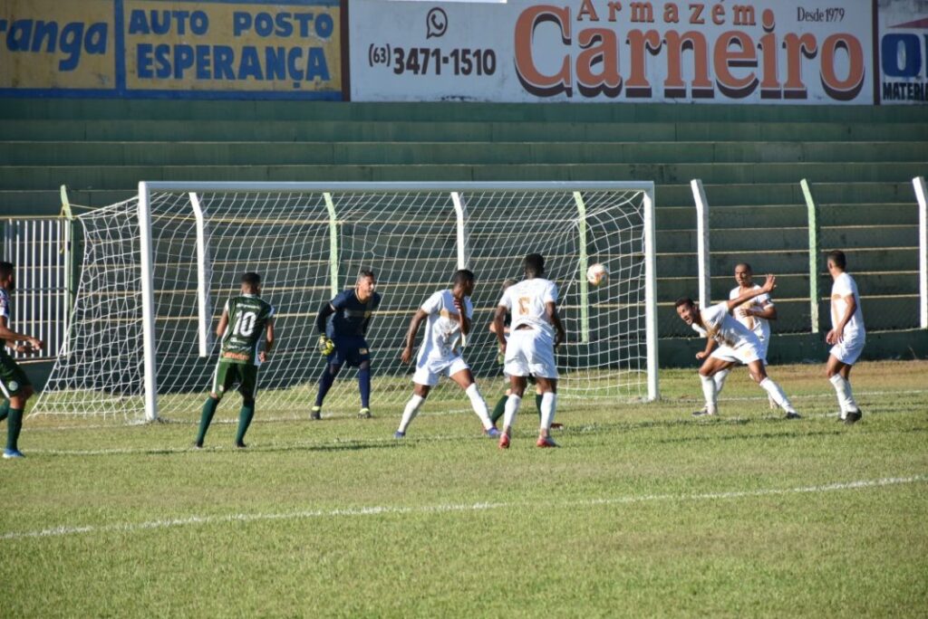 lance de jogo no estádio Ribeirão TEC (verde) e Brasiliense (amarelo)