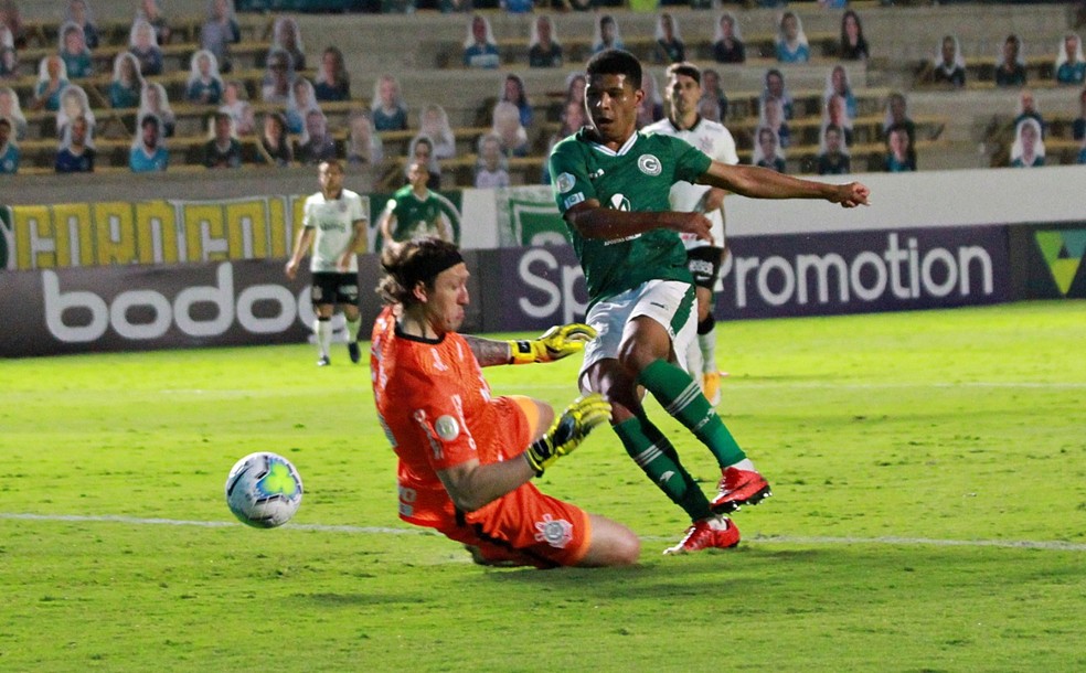 Atacante Vinícius Lopes toca a bola por baixo do goleiro Cássio,