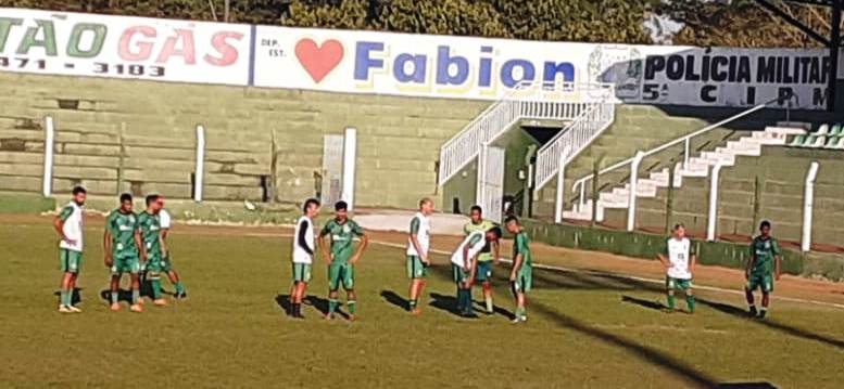 Estádio João Ribeiro, Ribeirão - jogadores conversam no treino