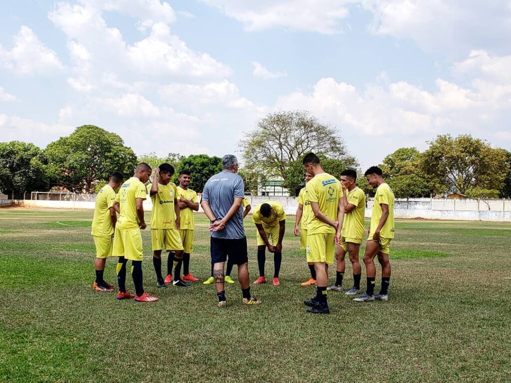 Técnico Robson Tavares conversa com os garotos do Palmas 