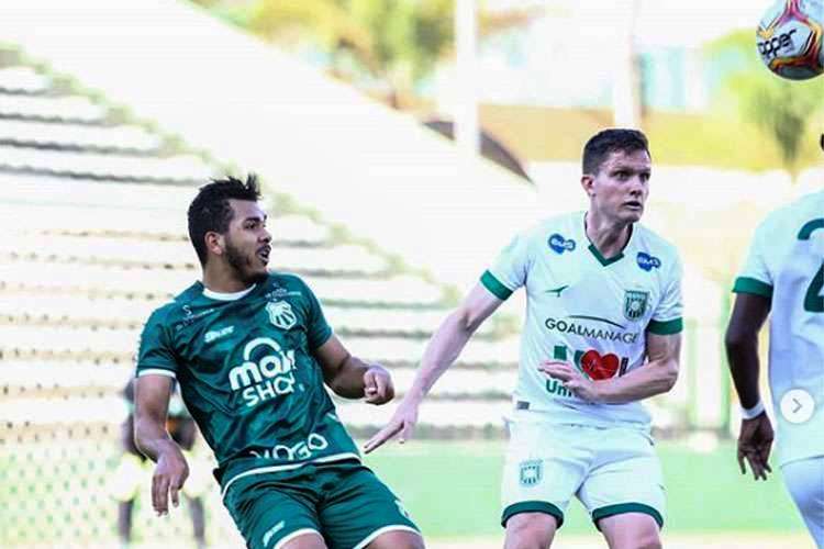 Jogador do Gama disputa lance com atleta da Caldense (verde) 