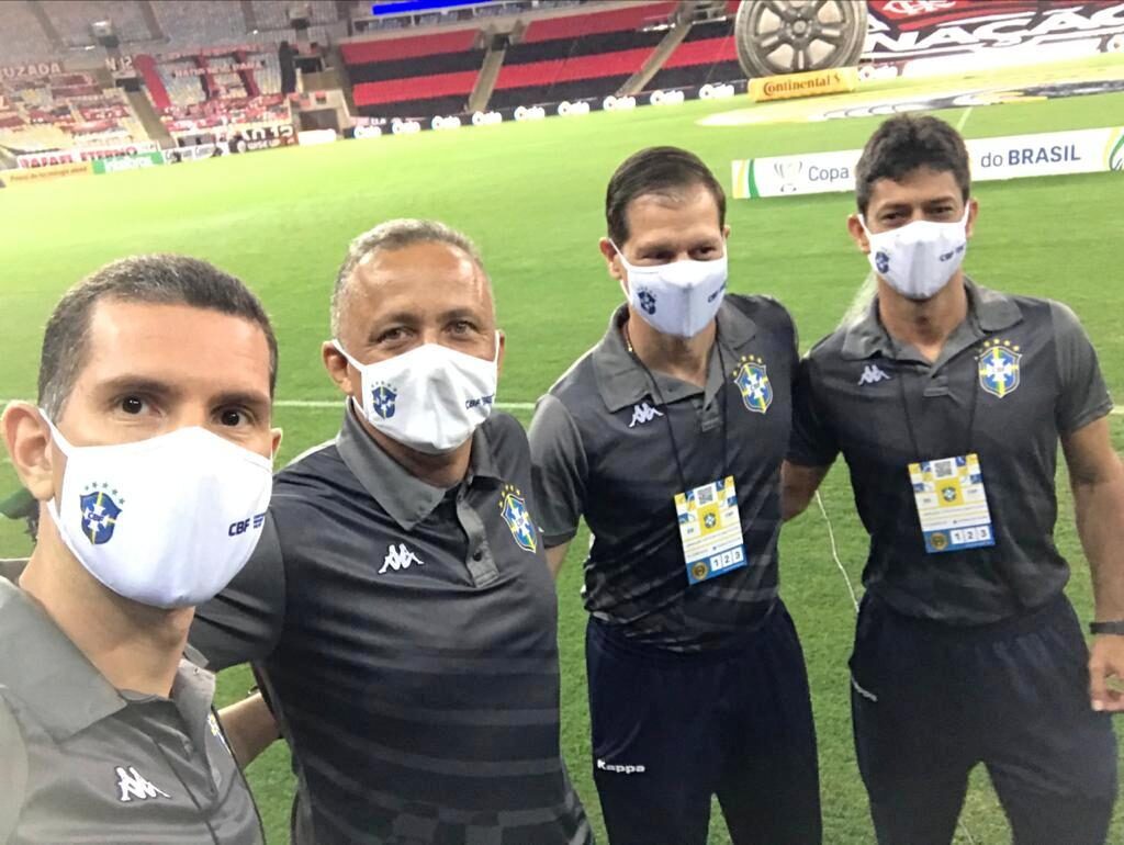 Alisson Furtado (E) no gramado do Maracanã