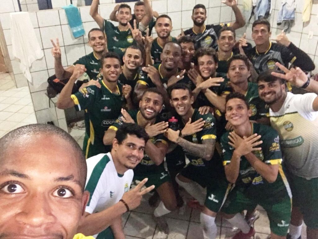 Jogadores e Comissão Técnica do Gurupi comemoram a vitória 