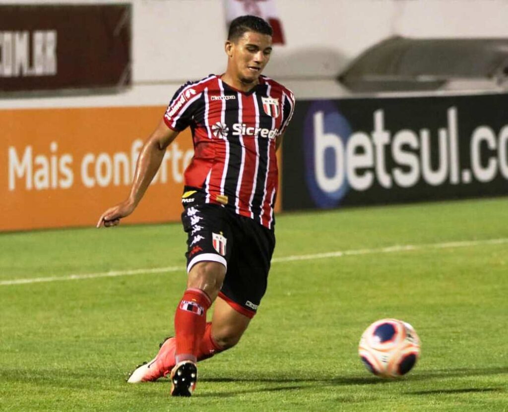 Marlon com a bola em jogo do Botafogo de Ribeirão Preto