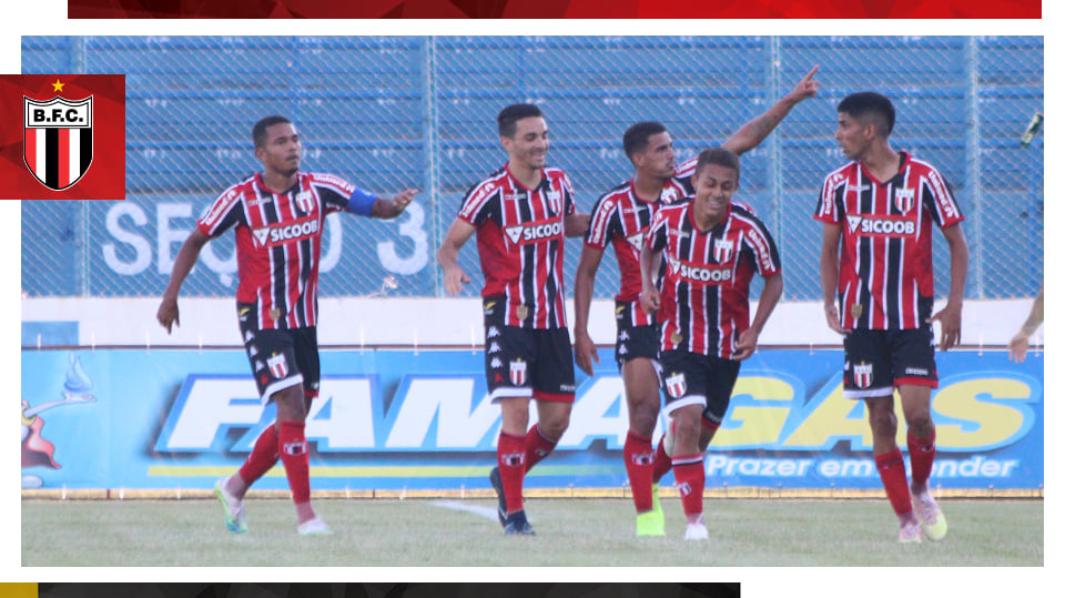 Marlon com mão erguida comemora o primeiro gol