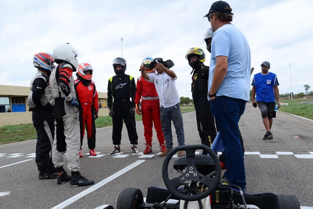 Pilotos ouvem as orientações do o secretário executivo da Federação de Automobilismo do Tocantins (FTA), Mayco Duarte