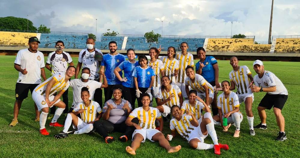 Jogadoras e comissão técnica do São Valério fazem festa após a vitória sobre o Atlético Acreano por 3 x 2, no Estádio Nilton Santos