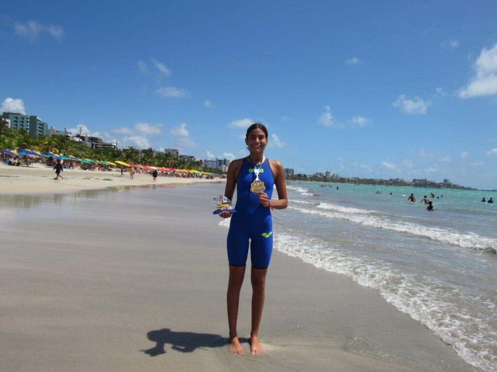 Atleta Ana Beatriz Nunes (a Bia Nunes) exibe o troféu e a medalha 