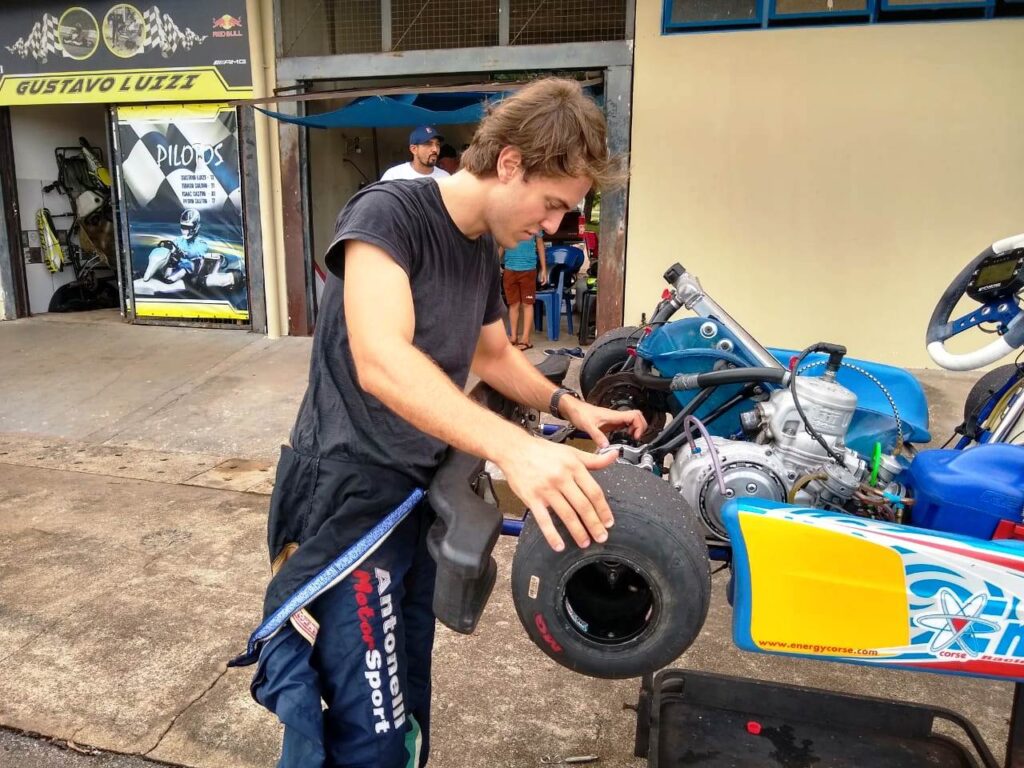 Piloto João Vieira observa o carro durante treino Kartódromo