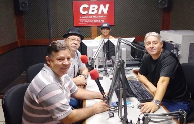 Nei Oliveira (E), com Miguel de Negri, Reinaldo Cisterna e Cristiano Ferreira (ao fundo) nos estúdios da CBN 