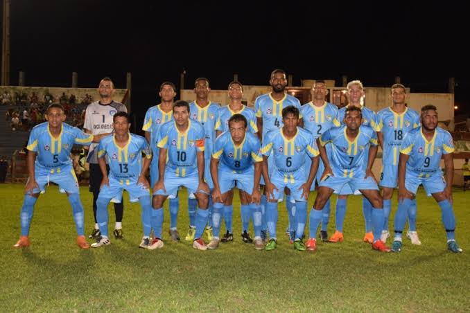 Zagueiro Thiago Nunes (C) posa para foto com os companheiros do Força Jovem de Lavandeira