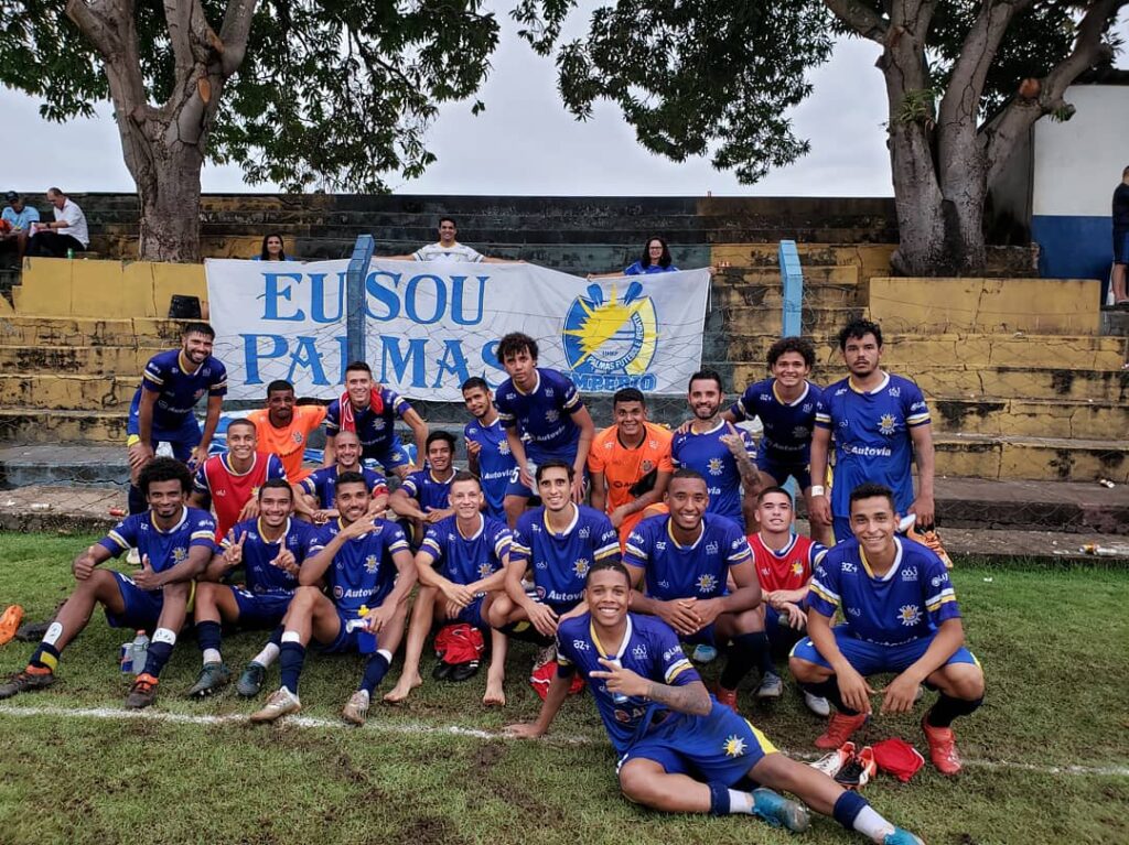 Jogadores do Palmas comemoram vitória diante do Araguacema 