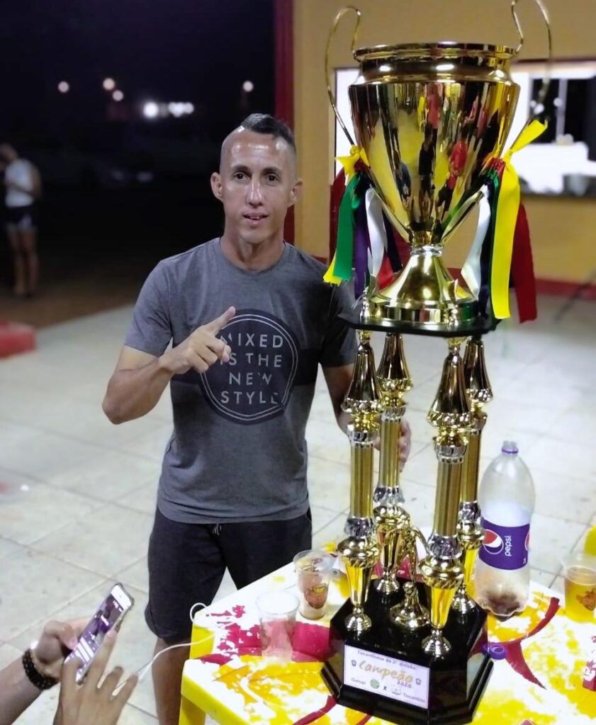 Atacante Tety exibe o troféu de campeão do Campeonato Tocantinense da Segunda Divisão 