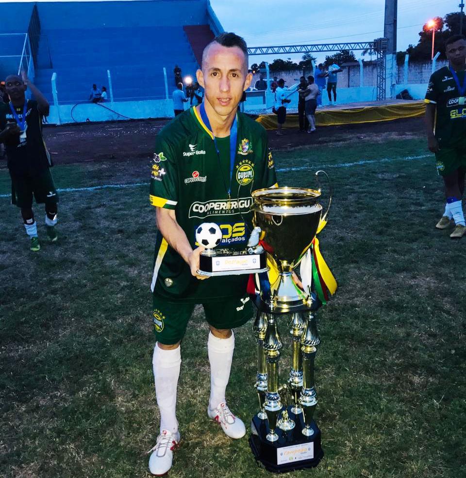 Atacante Tety exibe o troféu de campeão 