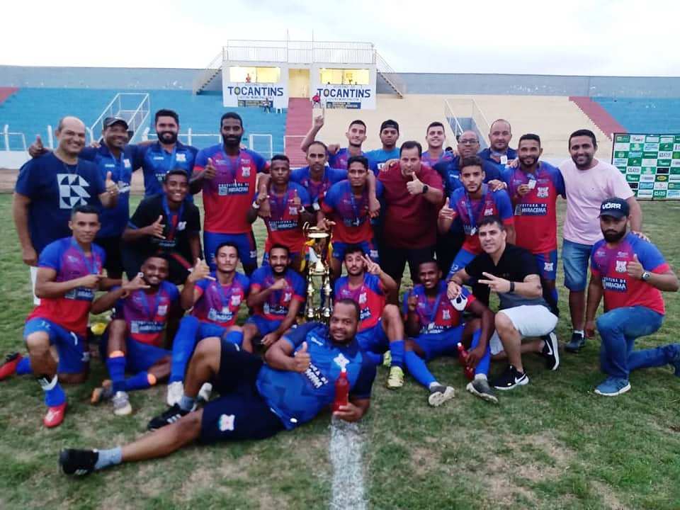 Jogadores, comissão técnica e dirigentes comemoram no Estádio Resendão 