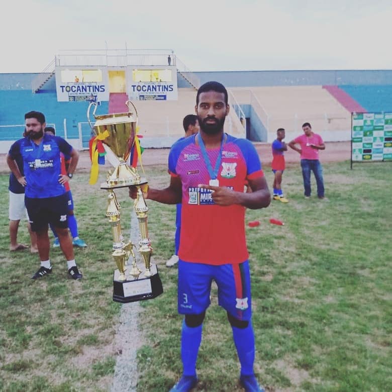 Zagueiro Thiago Nunes segura o troféu de vice-campeão 