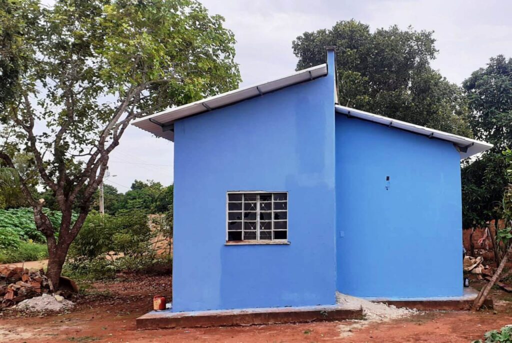 Casa pintada de azul após pegar fogo