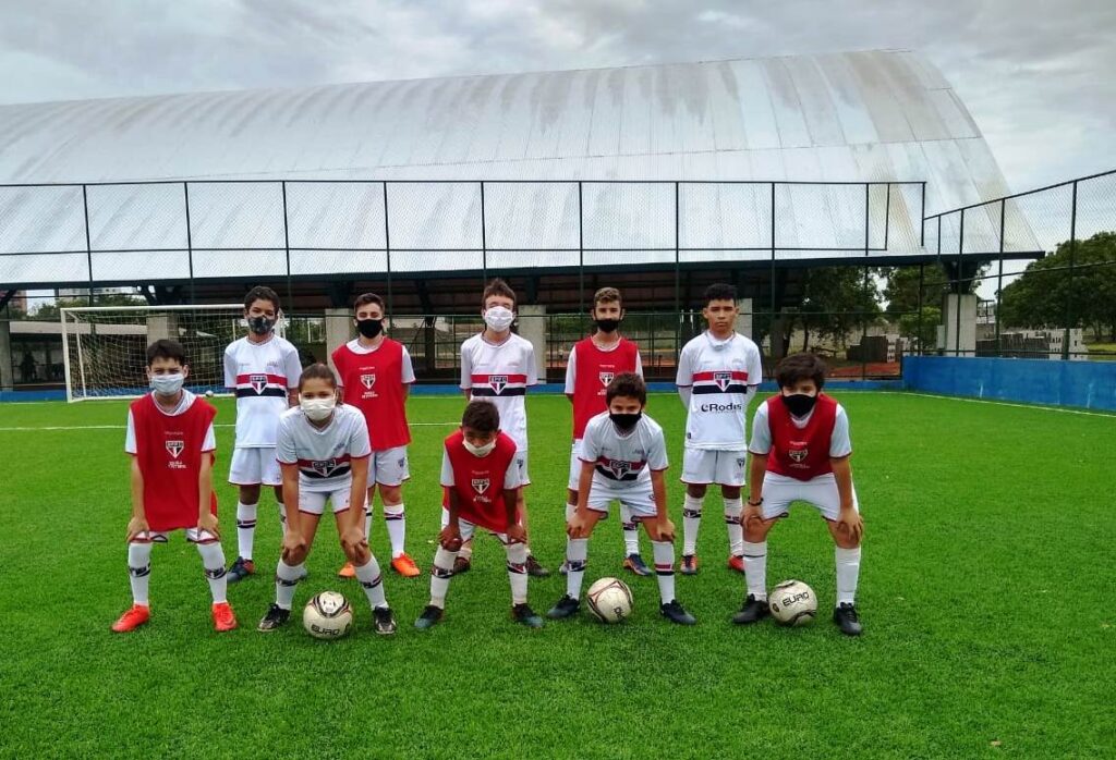 Garotada da escola Oficial do SPFC nas dependências da AABB Palmas