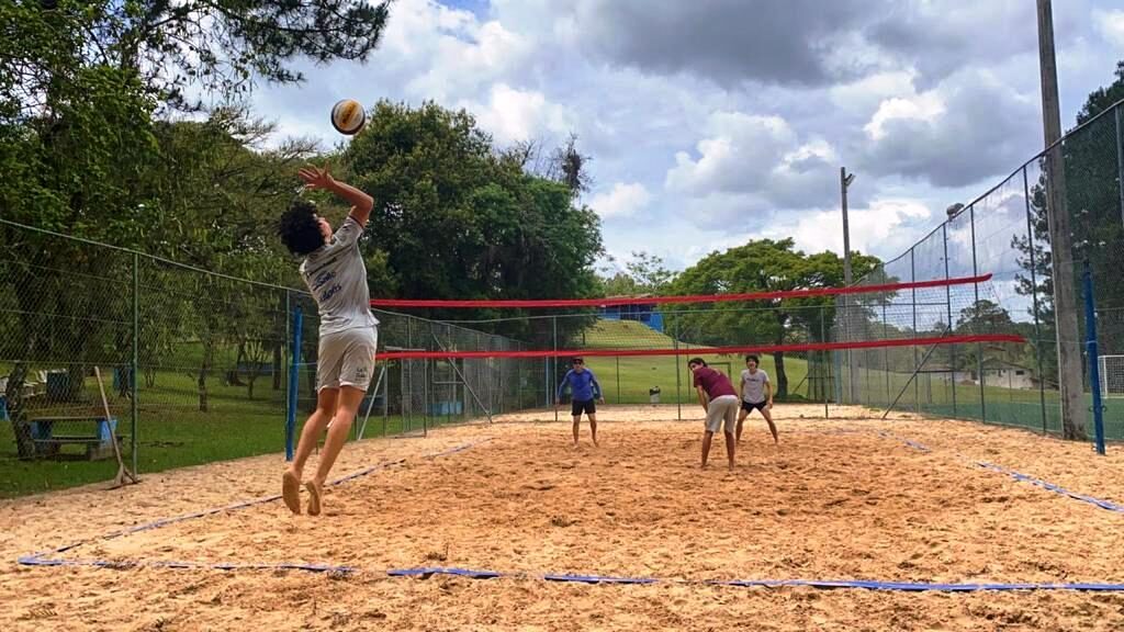 Paulo Vítor sacando durante uma partida de vôlei de areia: