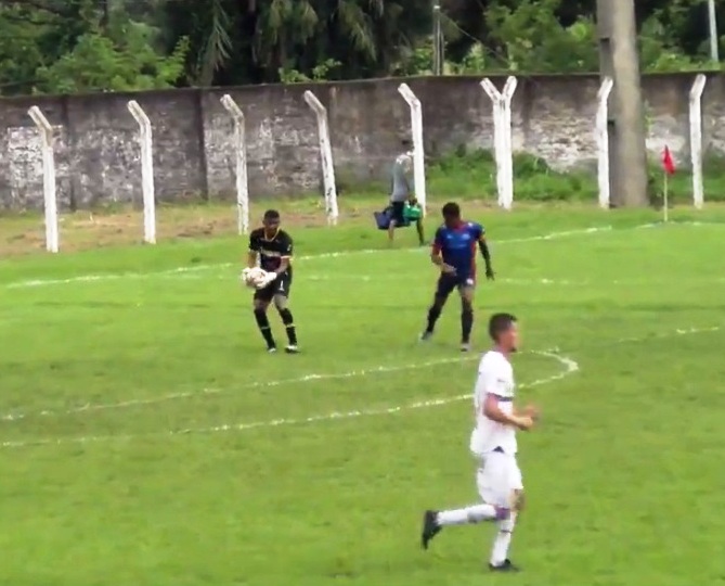 Goleiro Matheus segura a bola