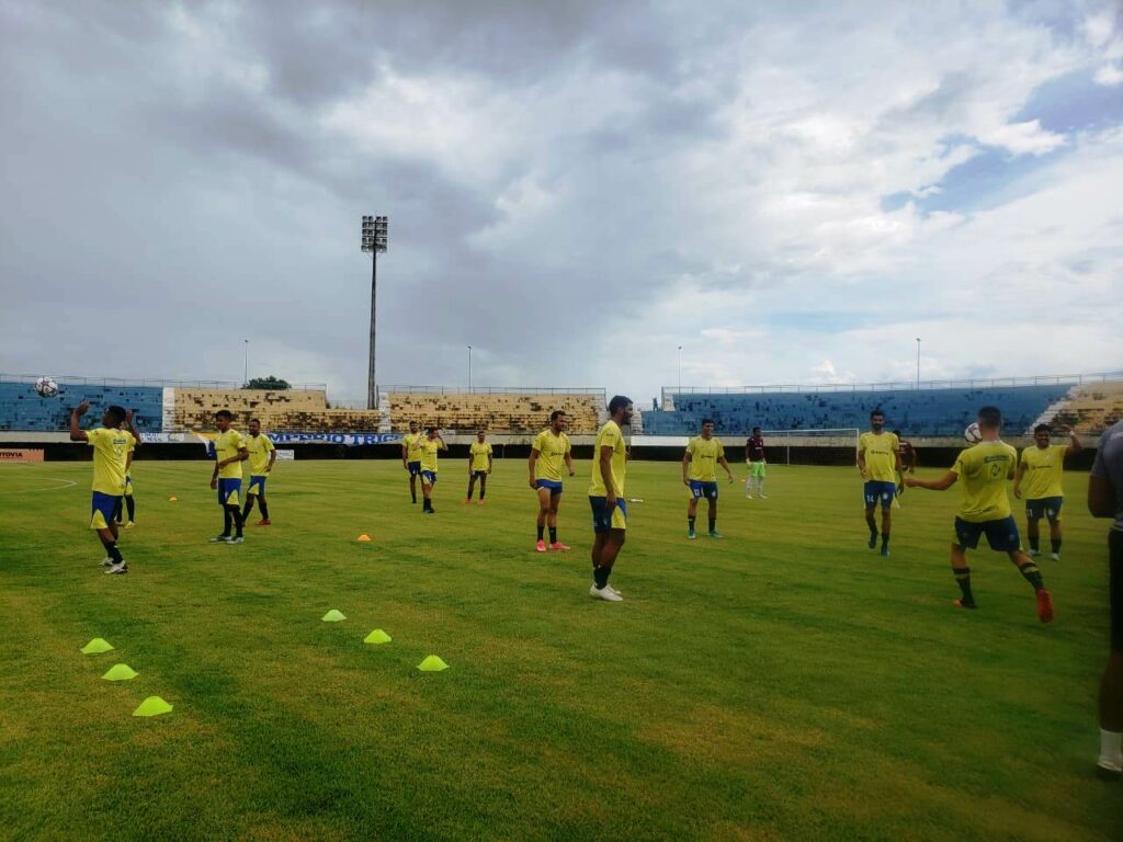 Jogadores do Palmas no Estádio Nilton Santos 