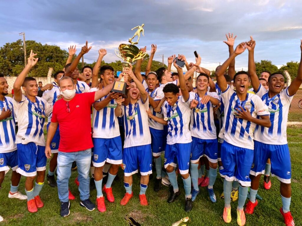 Jogadores do Castelo erguem o Troféu