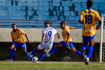 Foto: Elenilson Garcia/Divulgação - lance da vitória do Batalhão (branco) 4 x 1 em cima do Interporto