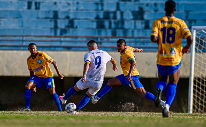 Foto: Elenilson Garcia/Divulgação - lance da vitória do Batalhão (branco) 4 x 1 em cima do Interporto